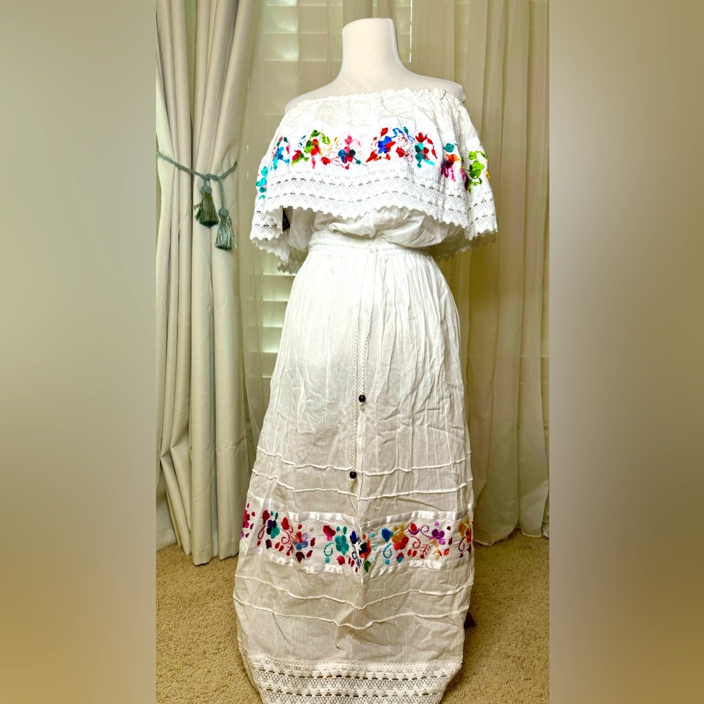 Traditional Mexican embroidered skirt and top set. Size S/M